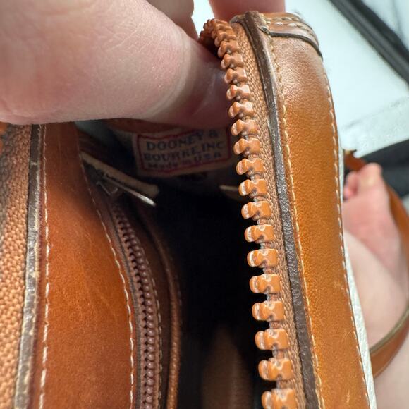 Vintage Dooney and Bourke white and brown leather crossbody bag - Picture 5 of 15